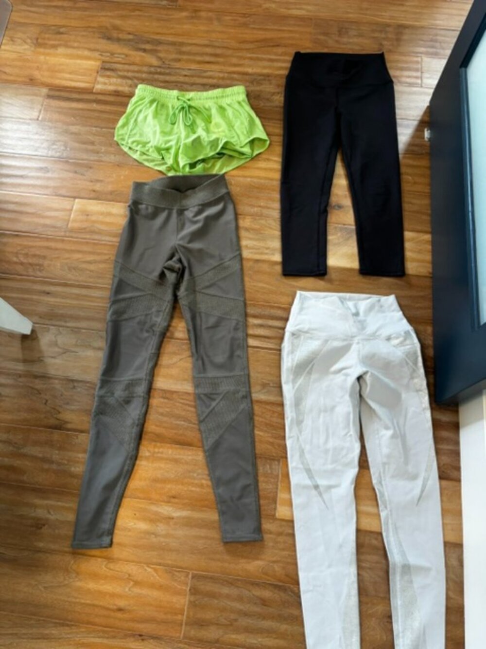 ALO Yoga 3 pairs of leggings and 1 pair of shorts- Size XS